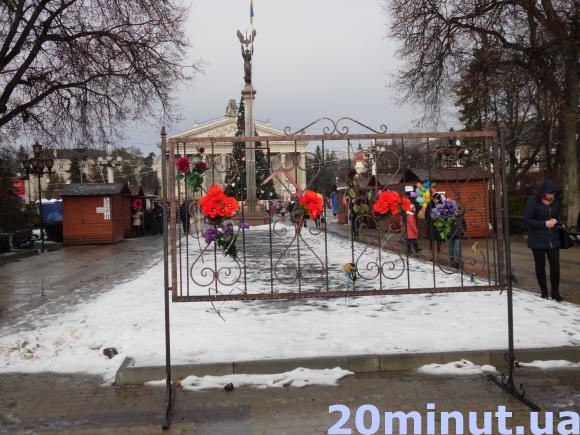 Стенд із фото Героїв Небесної Сотні відновлять до 22 січня на сайті 20minut.ua Стенд із фото Героїв Небесної Сотні відновлять до 22 січня, фото №1 на сайті 20minut.ua