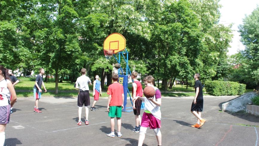 "Рухаємо Тернопіль": у парку Шевченка грають у стрітбол та флорбол