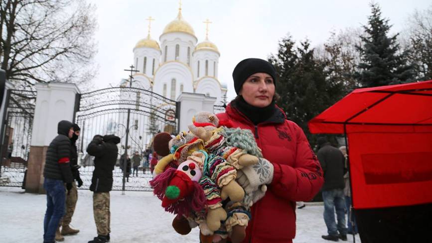 Тернопільські націоналісти принесли іграшки під церкву московського патріархату