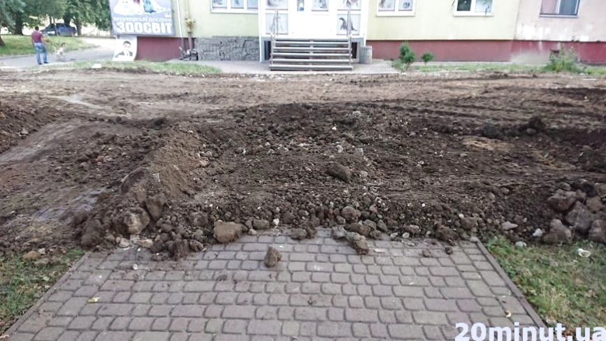 На Київській понищили асфальт та газони: хто винен і буде відновлювати благоустрій