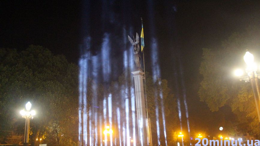 Прожектори видно у всіх районах міста. Тернополяни вийшли на акцію протесту: що вимагали (НАЖИВО)