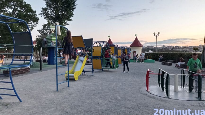 Чи комфортні, а головне – безпечні? Склали рейтинг дитячих майданчиків у парках Тернополя