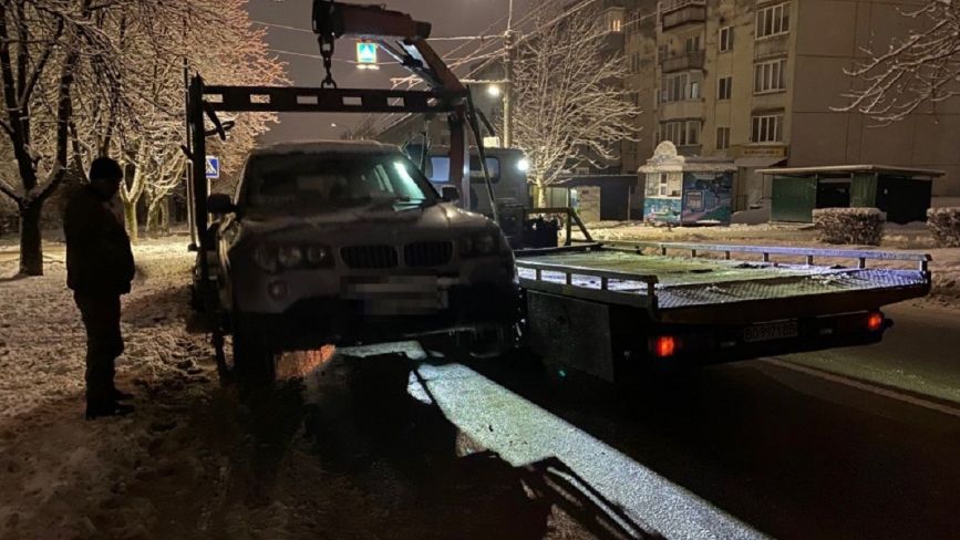 У Тернополі інспектори з паркування евакуювали п’ять машин, які перешкоджали роботі снігоочисної техніки
