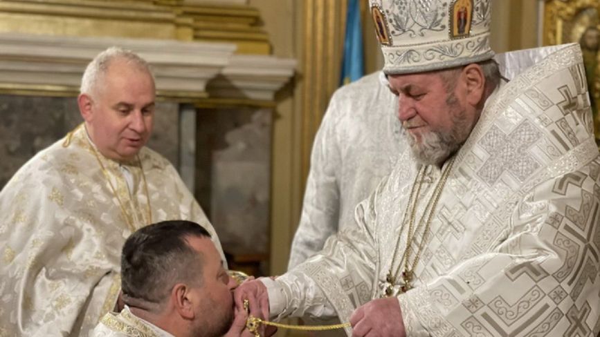 Священника з Тернополя нагородили золотим хрестом з прикрасами