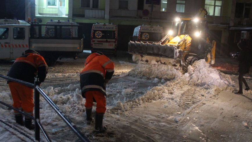 Вночі у Тернополі працювали  34 одиниці снігоочисної техніки. А на вашій вулиці були комунальники?