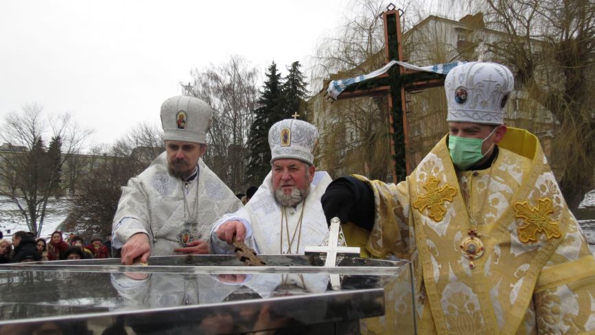 Вітали зі святом співами та молитвами: біля пам'ятного хреста священники освятили воду для тернополян