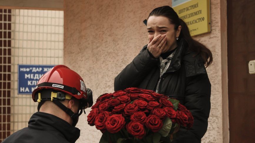 Любов переможе війну: у Тернополі рятувальник освідчився коханій