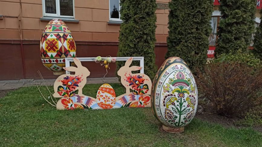 Фото дня: до Великодня в центрі Тернополя з'явилися велетенські писанки та заквітчані зайці