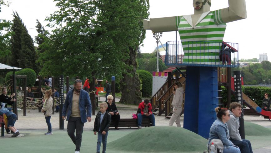 У якому стані дитячі майданчики в парках Тернополя. Ми перевірили