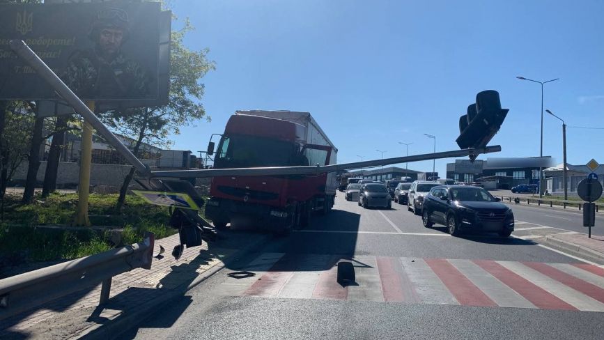 На вулиці Об'їзній водій вантажівки збив світлофор