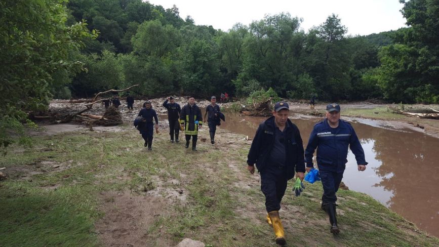Знайшли тіла двох дівчаток та молодого чоловіка: дощова вода знесла машину в річку