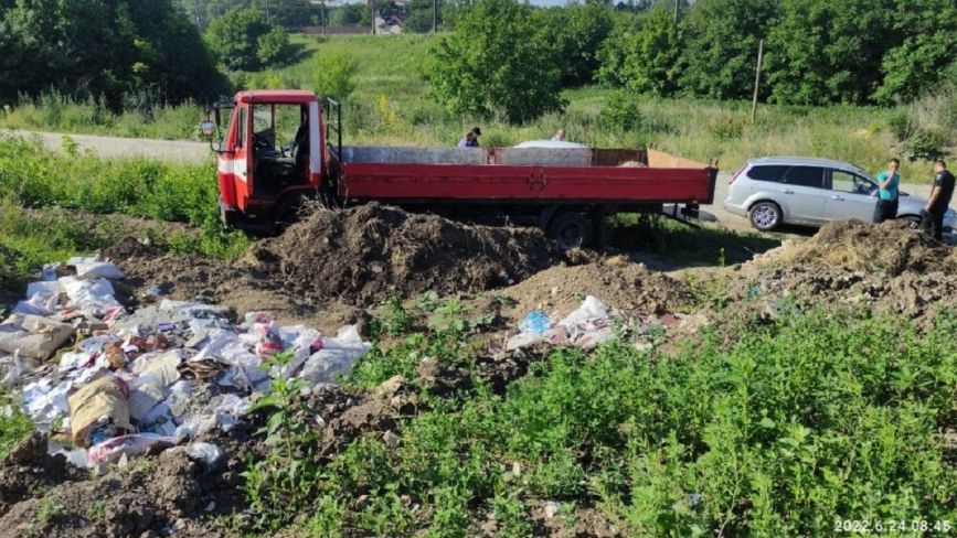 У Тернополі сміття з вантажівки скинули біля дороги