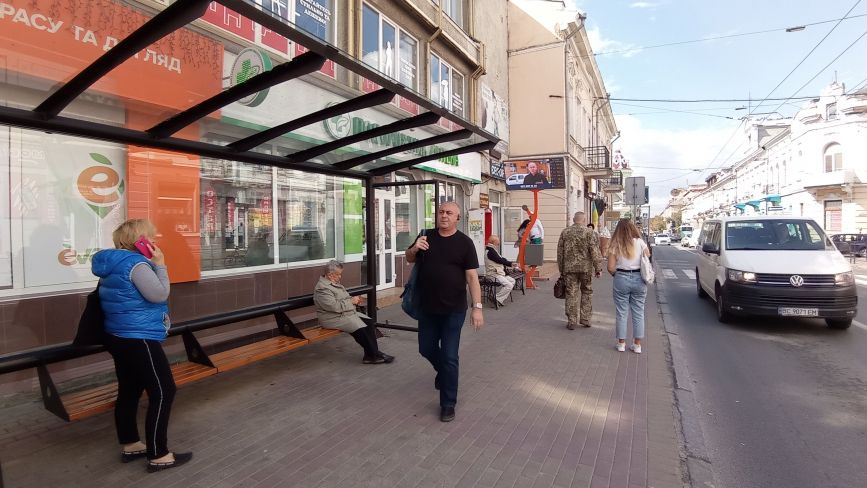 Графіки з минулого: чому на зупинках у Тернополі застарілі маршрути для громадського транспорту