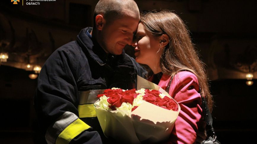 У Тернополі рятувальник креативно освідчився коханій на сцені Драмтеатру