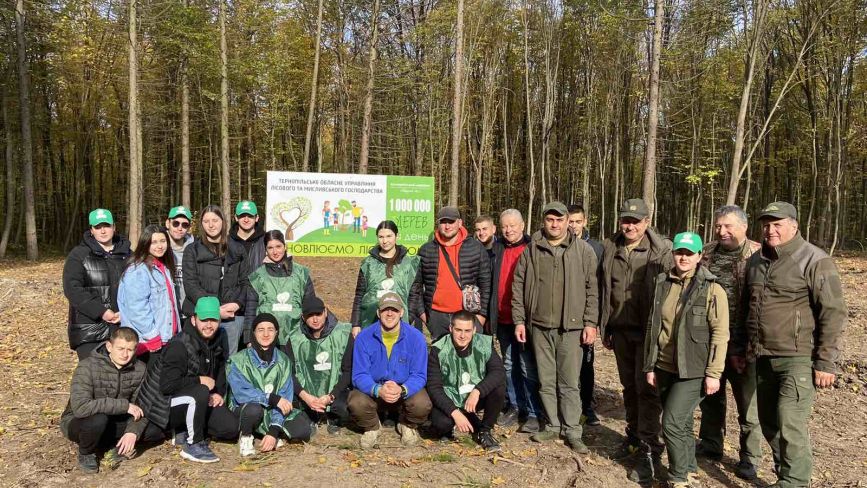 «Створюємо ліси разом»: на Тернопіллі висадили майже дві тисячі дубових саджанців
