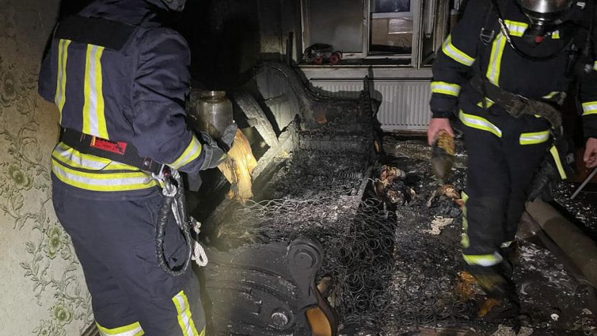 У Тернополі горіла квартира на Східному: людей довелося евакуювати через вікно