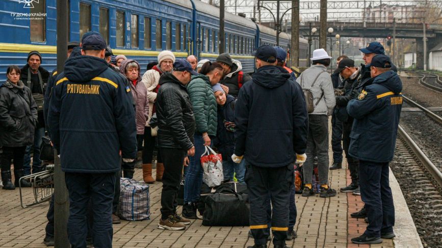 У Тернопіль прибув потяг із евакуйованими людьми з Донеччини