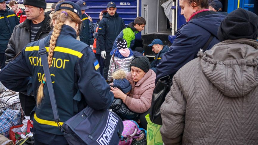 У Тернополі з евакуаційного потяга зустріли понад пів сотні евакуйованих з Донеччини