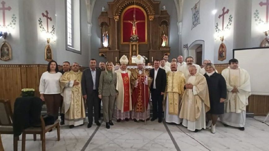 У селі Лошнів на Тернопільщині освятили відновлений костел
