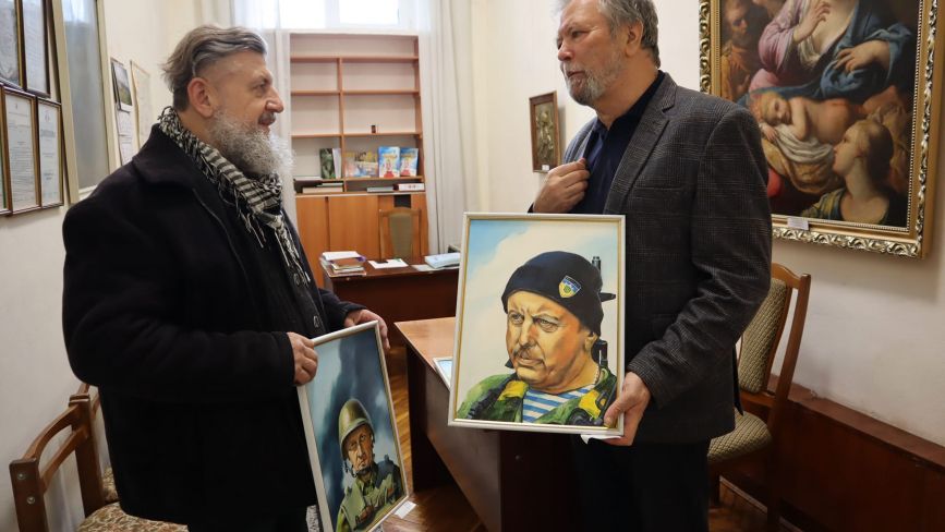 Тернопільський художник подарував музею портрети українських воїнів