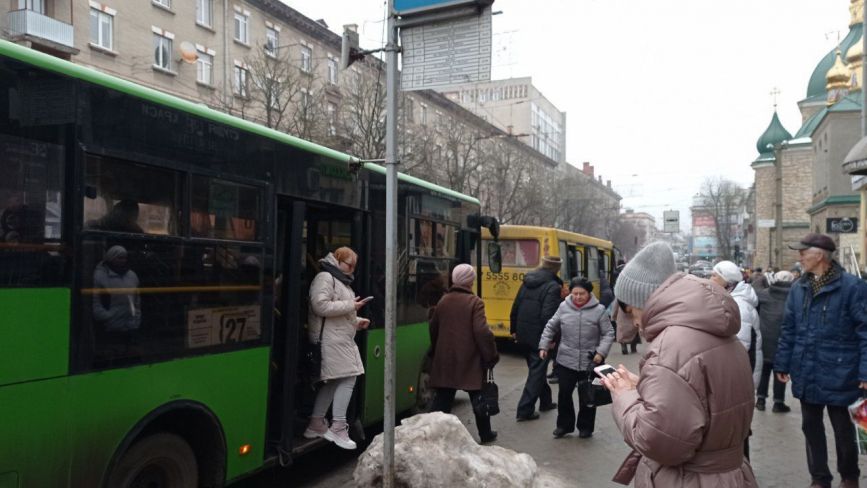 Новий графік вивісили, але транспорт їздить, як заманеться? Чи актуальний розклад на зупинках Тернополя