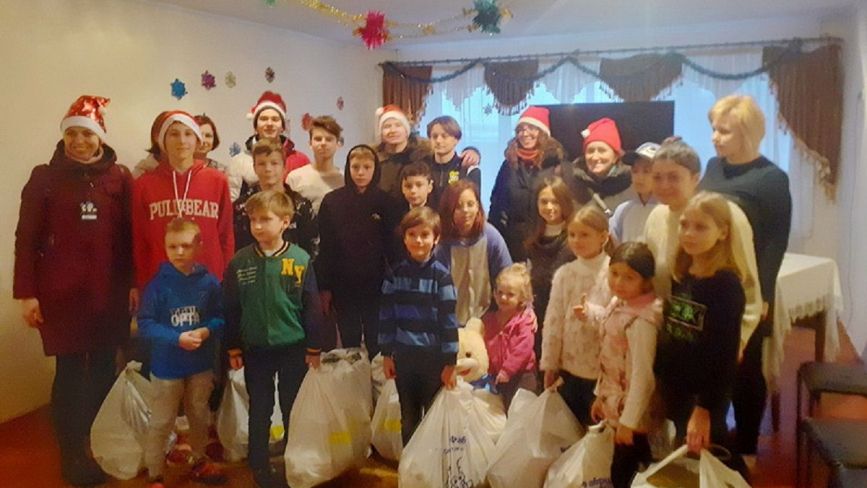 Майже 900 потребуючих дітей у Тернополі отримали подарунки під час акції «Миколай про тебе не забуде»