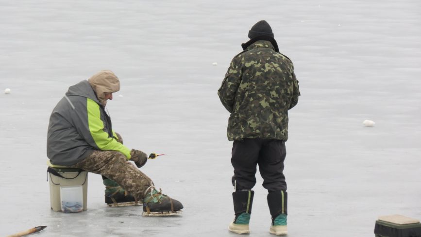 Попри відлигу на кригу Тернопільського ставу вже вийшли рибалки (ФОТО ДНЯ)