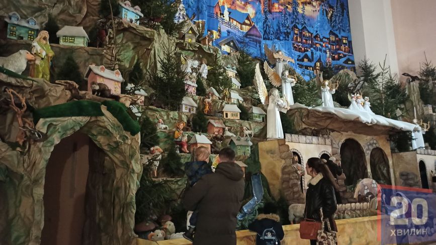 Біблійні персонажі та зруйновані війною будинки. Як виглядає найбільша в Україні Різдвяна шопка?