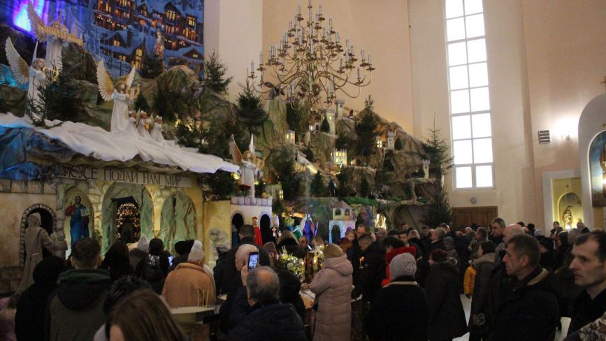 Як тернополяни фотографувалися біля найбільшої різдвяної шопки (РЕПОРТАЖ)