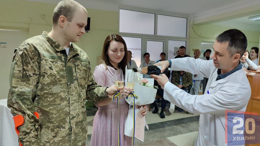 Любов живе навіть у темні часи: в обласній лікарні у Тернополі одружились військовий та його кохана