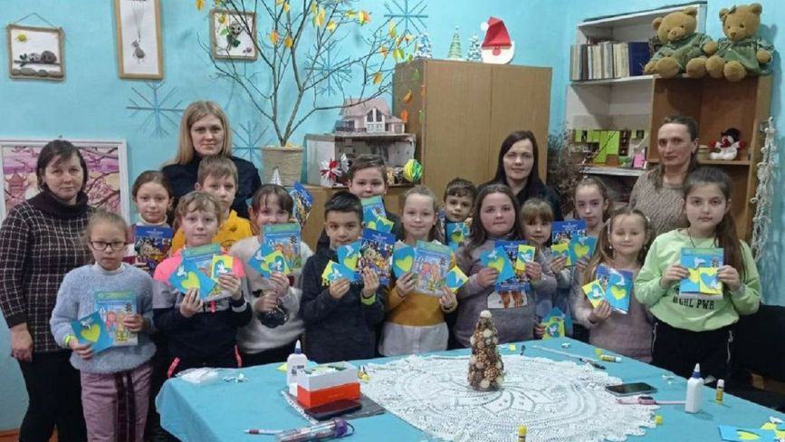 Діти з Козови виготовили листівки для зихисників України
