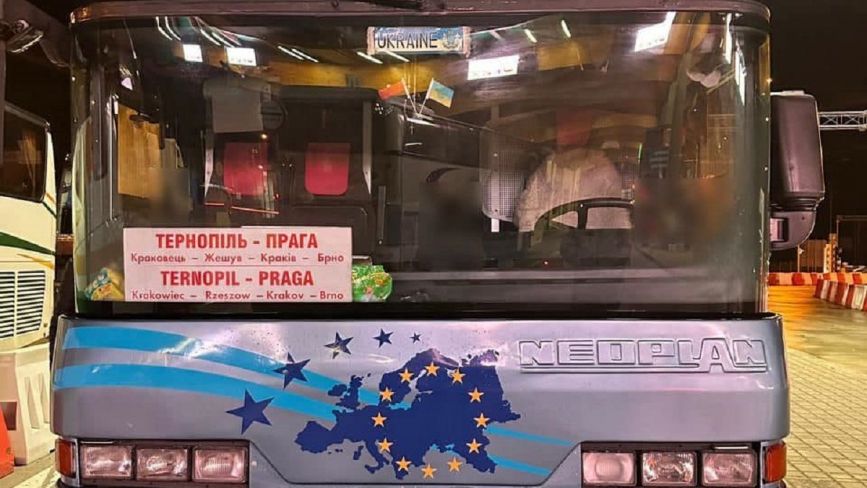 Водії автобуса «Тернопіль— Прага» за винагороду погодилися вивезти чоловіка призовного віку