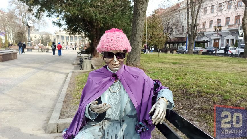 Прибралась до весни! Як одягнули скульптуру «Випадкова зустріч» у центрі міста? (ФОТО ДНЯ)