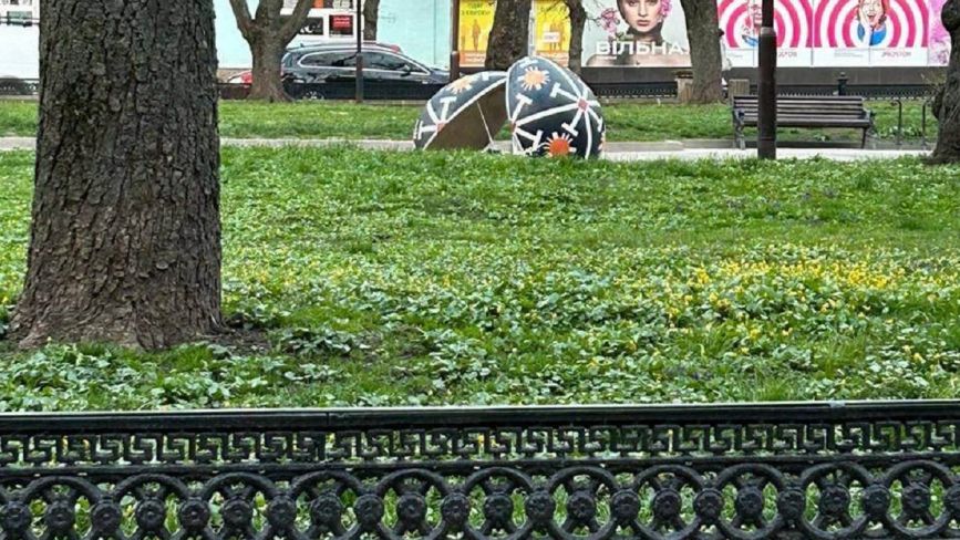 У Центрі Тернополя вандал пошкодив Пасхальне яйце (ОНОВЛЕНЕ)