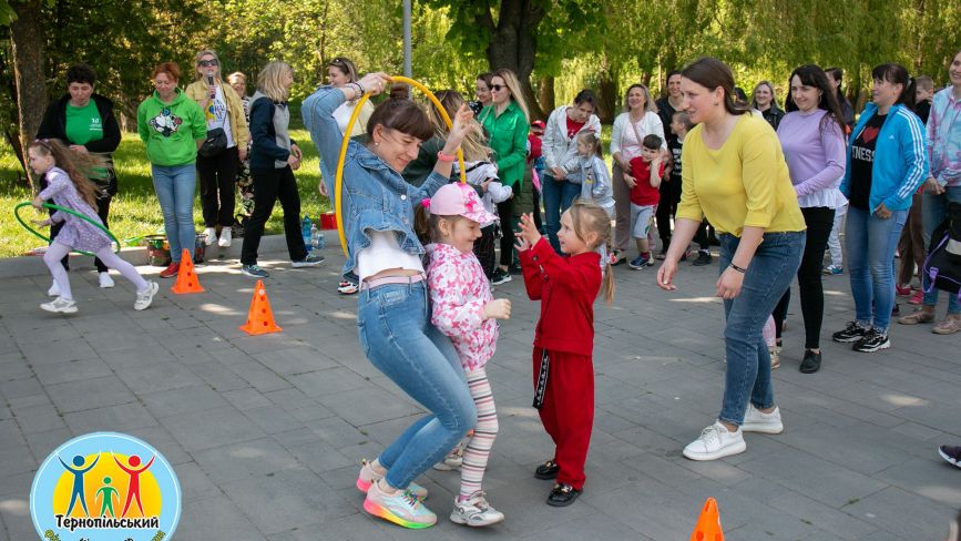 Матусі з дітьми розважались у парку «Сопільче»