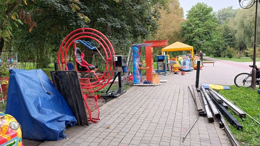 У парку Сопільче демонтують дитячі атракціони та ігрові апарати