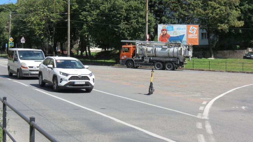 На Тарнавського електросамокат залишили посеред дороги