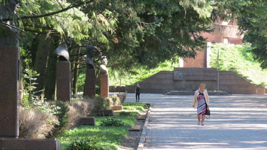 Радянські пам’ятники, братська могила та лавки у пташиному посліді: у якому стані Старий парк Тернополя