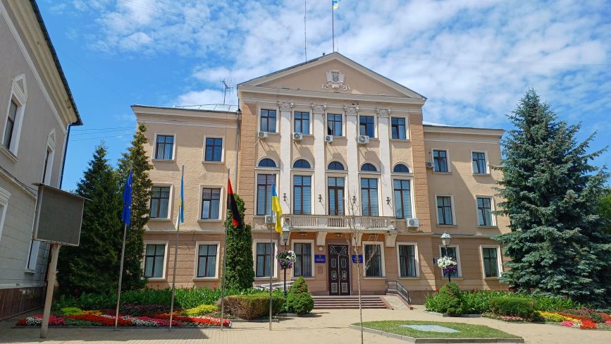 Светри, сувеніри та картини: які ще подарунки та за скільки купувала міська рада Тернополя у 2023 році