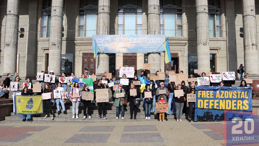 На Театральному майдані відбулася акція на підтримку полонених з «Азовсталі» (РЕПОРТАЖ)