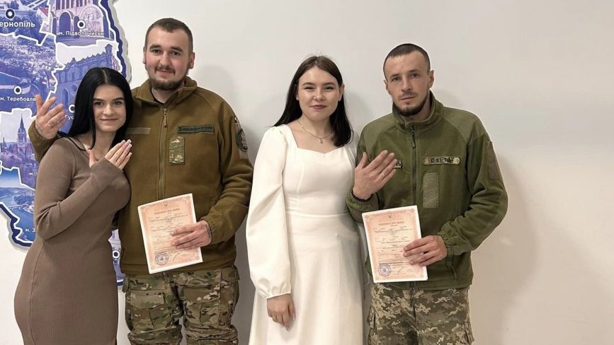 Два брати-захисники одружилися в Тернополі
