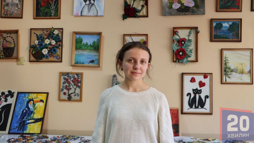 Розписує гільзи та еко-торби, передає картини на аукціони: юна художниця з Тернополя допомагає ЗСУ
