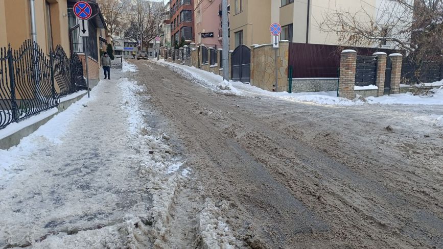 На деяких вулицях «каша» зі снігу. Журналісти «20 хвилин» перевірили, як у Тернополі чистили сніг
