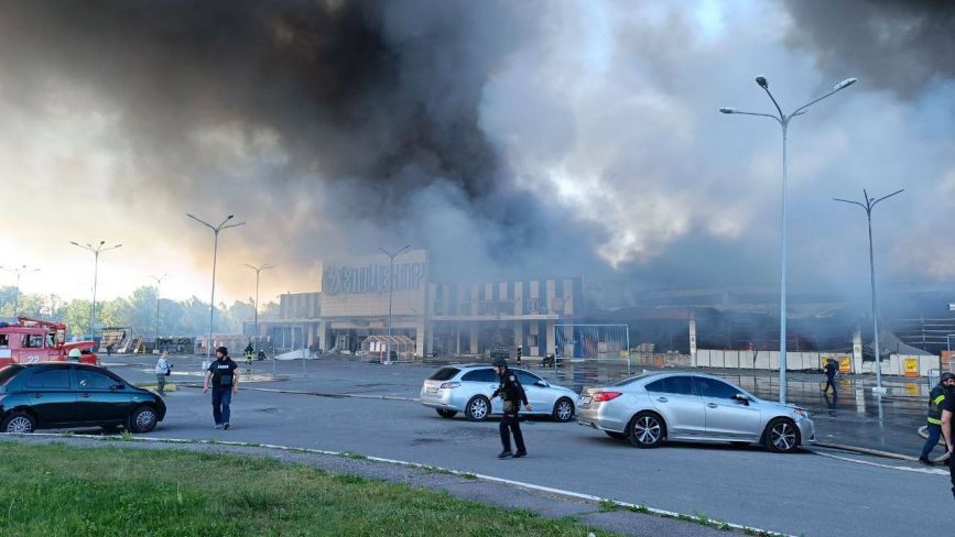 Окупанти завдали удару по гіпермаркету в Харкові. Є загиблі та поранені