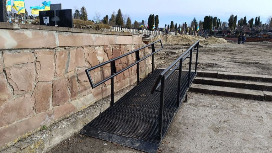 На Микулинецькому кладовищі встановили пандус: скільки коштів витратили