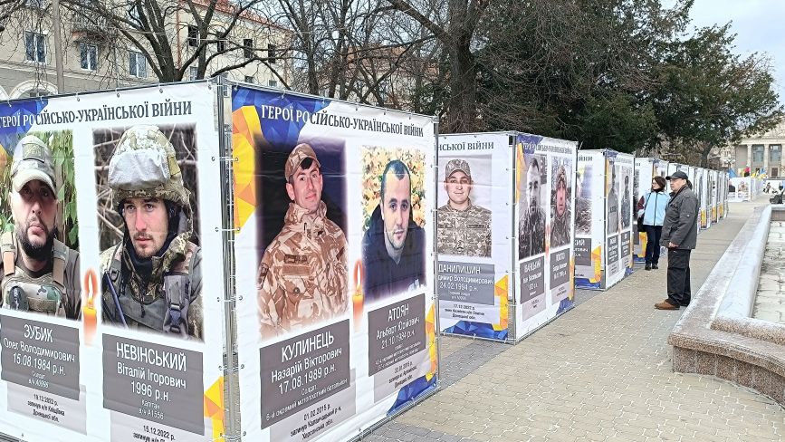 Можна покласти квіти та запалити лампадки: у центрі Тернополя встановлюють портрети загиблих Героїв