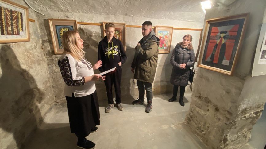 У підземеллі музею відкрили виставку, натхненну роботами художниці-десидентки