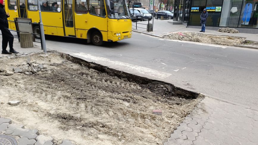 На Острозького понижують висоту бордюрів на переходах: скільки коштів витратили