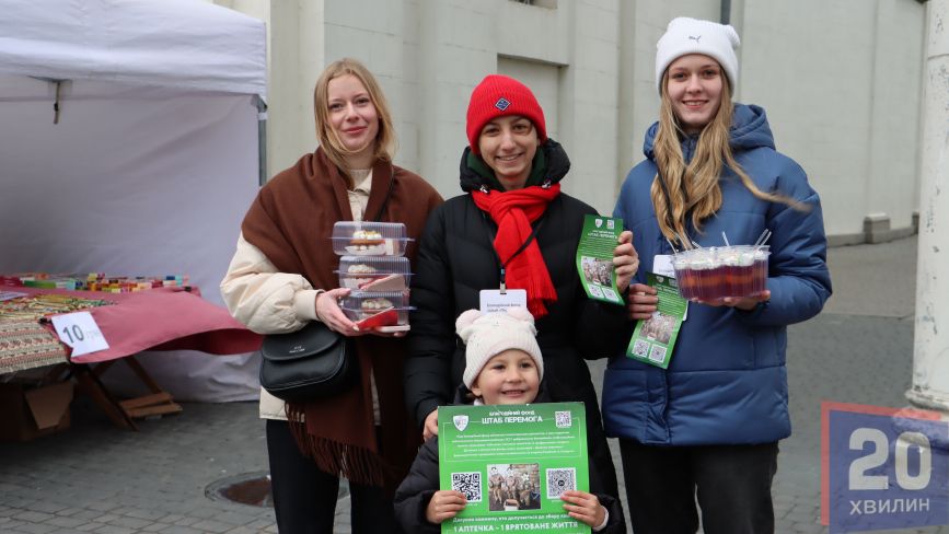 Волонтери ярмаркували у центрі Тернополя і збирали гроші на тактичні аптечки для захисників