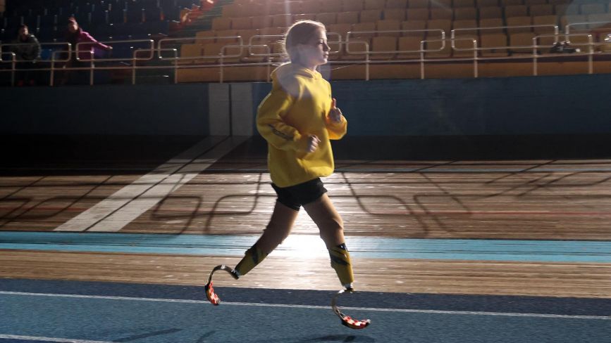 Незламна: 12-річна українка бігтиме на протезах, щоб здійснити мрію військового